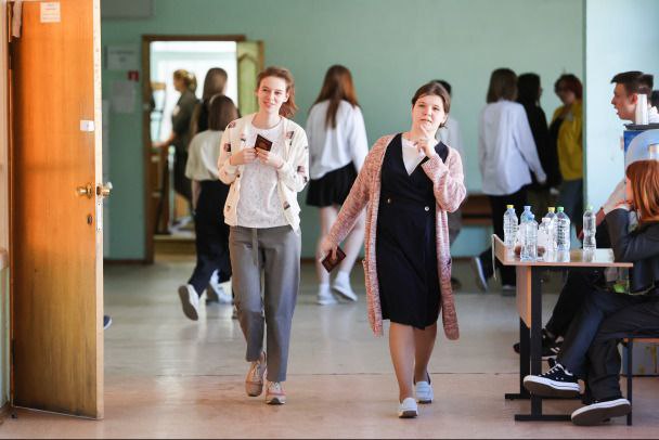 В Петербурге школьник огрел одноклассницу стулом по голове  Как сообщила пресс-служба полицейского главка, в начале второго ночи правоохранителям Калининского района поступило сообщение о госпитализации 16-летней девочки с травмой головы. Медики осматривали ее накануне около девяти вечера. У школьницы диагностирован ушиб мягких тканей, она госпитализирована в состоянии средней тяжести.  Подросток рассказала медикам, что травму получила в школе на улице Карпинского. По предварительным данным, одноклассник ударил ее стулом по голове.    Belkin Aleksey/ Global Look Press