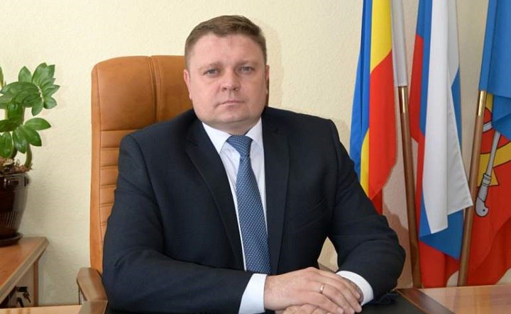 Главу Миллеровского района подозревают в превышении полномочий По версии следствия, в сентябре 2022 года глава района поручил начальнику местного отдела образования обязать школы и другие образовательные учреждения без концессионных соглашений передать свои газовые котельные в пользование ООО «Донтеплоэнерго». Благодаря этому предприятие получило возможность безвозмездно эксплуатировать муниципальное имущество в течение двух лет. Как установила экспертиза, за отопительный сезон 2022-2023 годов ущерб бюджету Миллеровского района составил более 25 млн рублей. О сумме ущерба за 2024-2025 годы не сообщается. В июне 2023 года администрация района провела торги, по их результатам было заключено концессионное соглашение с «Донтеплоэнерго». Предприятие получило в пользование котельные в образовательных учреждениях. Позже результаты торгов были отменены УФАС России по Ростовской области. Однако объекты до сих пор обременены концессионным соглашением. #ростов #ростовскаяобласть #новости