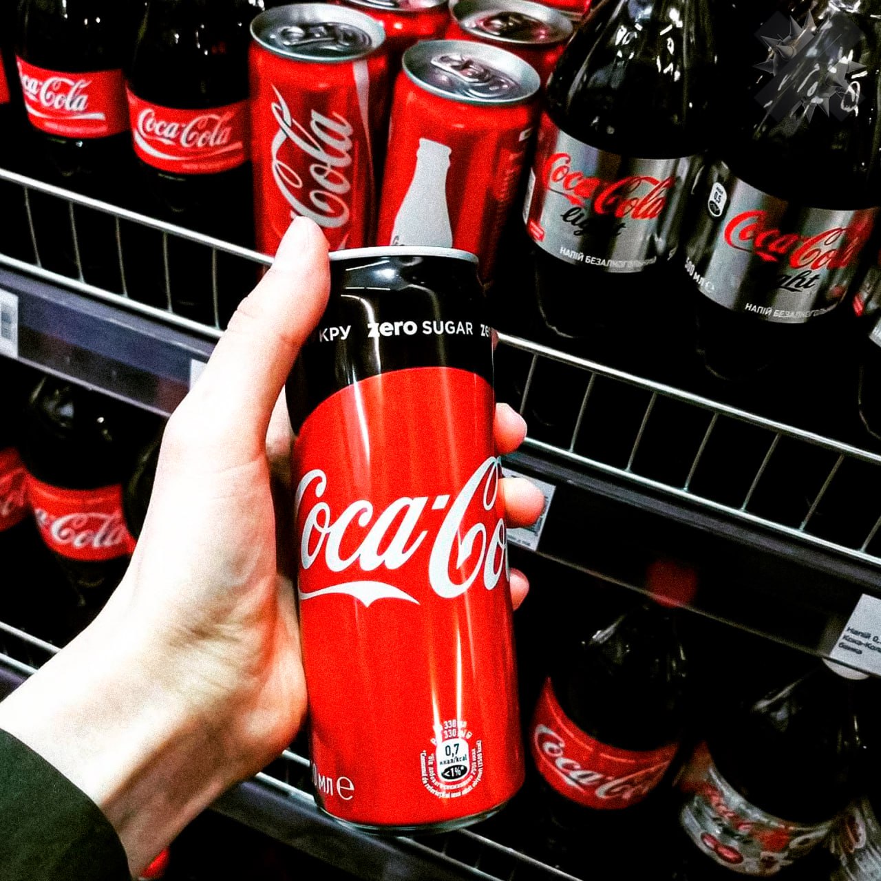 Кока кола вызывает депрессию Любители сладкой газировки почти на 40 чаще сталкивались с депрессией тревожностью и другими проблемами с ментальным здоровьем Всё из за сахарных качелей резкий всплеск инсулина после газировки и такой же резкий спад Для организма это постоянный стресс который со временем выливается в раздражительность и тревогу бережём менталку пох мой любимый напиток НМШ
