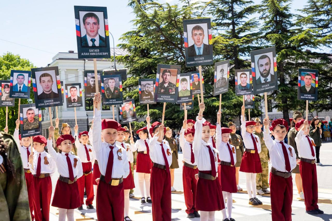 В "Бессмертном полку" в Цхинвале пронесут фотографии участников Отечественной войны в Южной Осетии 1989-2008 годов и погибших в СВО бойцов "Мы не можем отделить наших героев: люди, погибшие в борьбе с фашизмом в 40-е годы, и те, кто боролся с фашизмом в новое время — в 90-е и 2004-2008 годах — все они герои. Все они погибли за идею о том, чтобы человечество жило в мире", – сказала министр культуры Рада Дзагоева. В 2023 году в шествии впервые пронесли фотографии погибших в специальной военной операции.