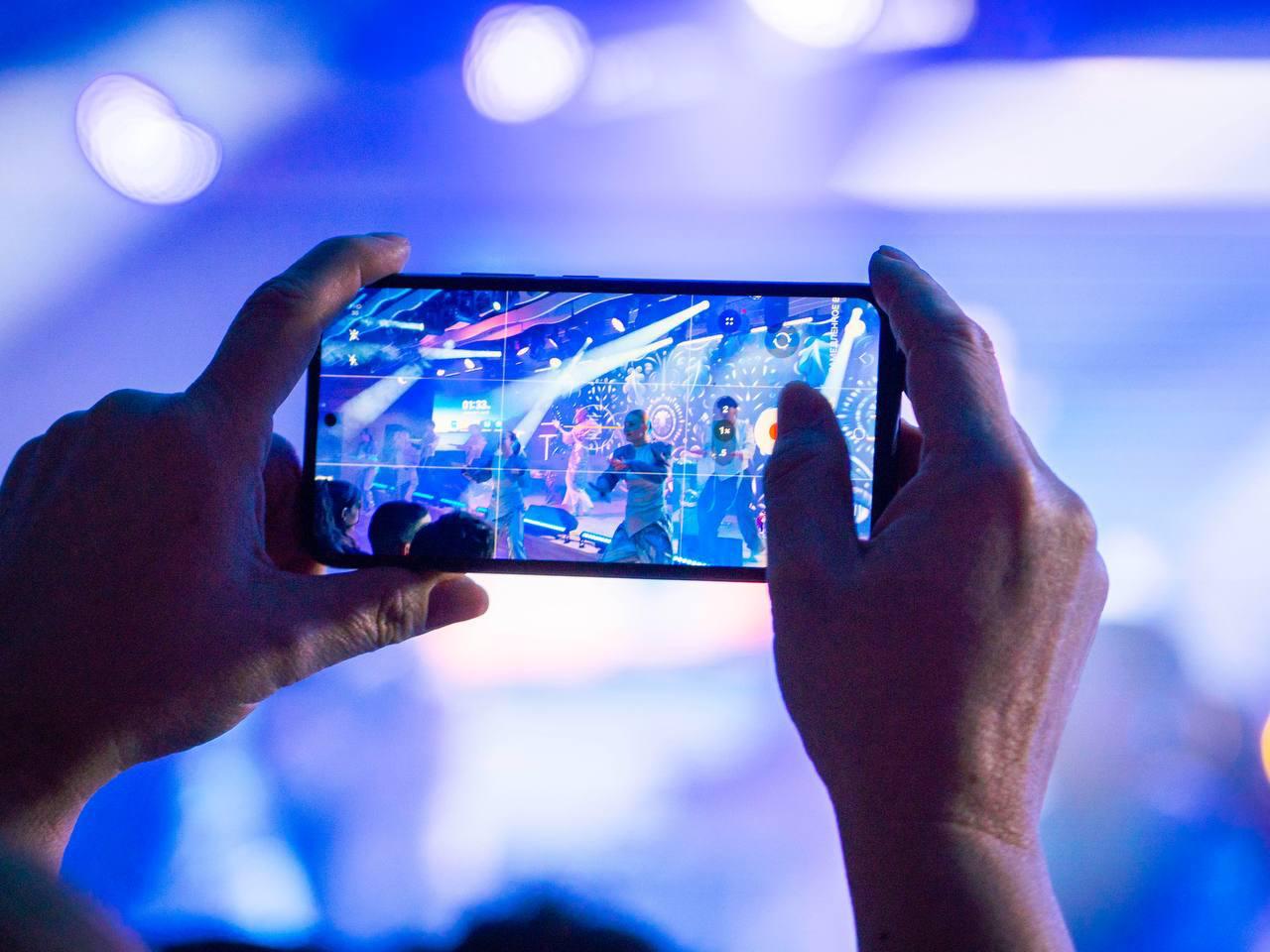 В Донецке открылся молодежный центр 30 09 который считается крупнейшим в России Более 1100 школьников и студентов уже посетили мультимедийный парк Россия моя история Название выбирали сами жители в честь 30 сентября даты референдума о вхождении в состав России В центре работают спортзал лектории мастерские и медиастудии Центр построили по поручению президента России Владимира Путина Работами руководил мэр Москвы Сергей Собянин