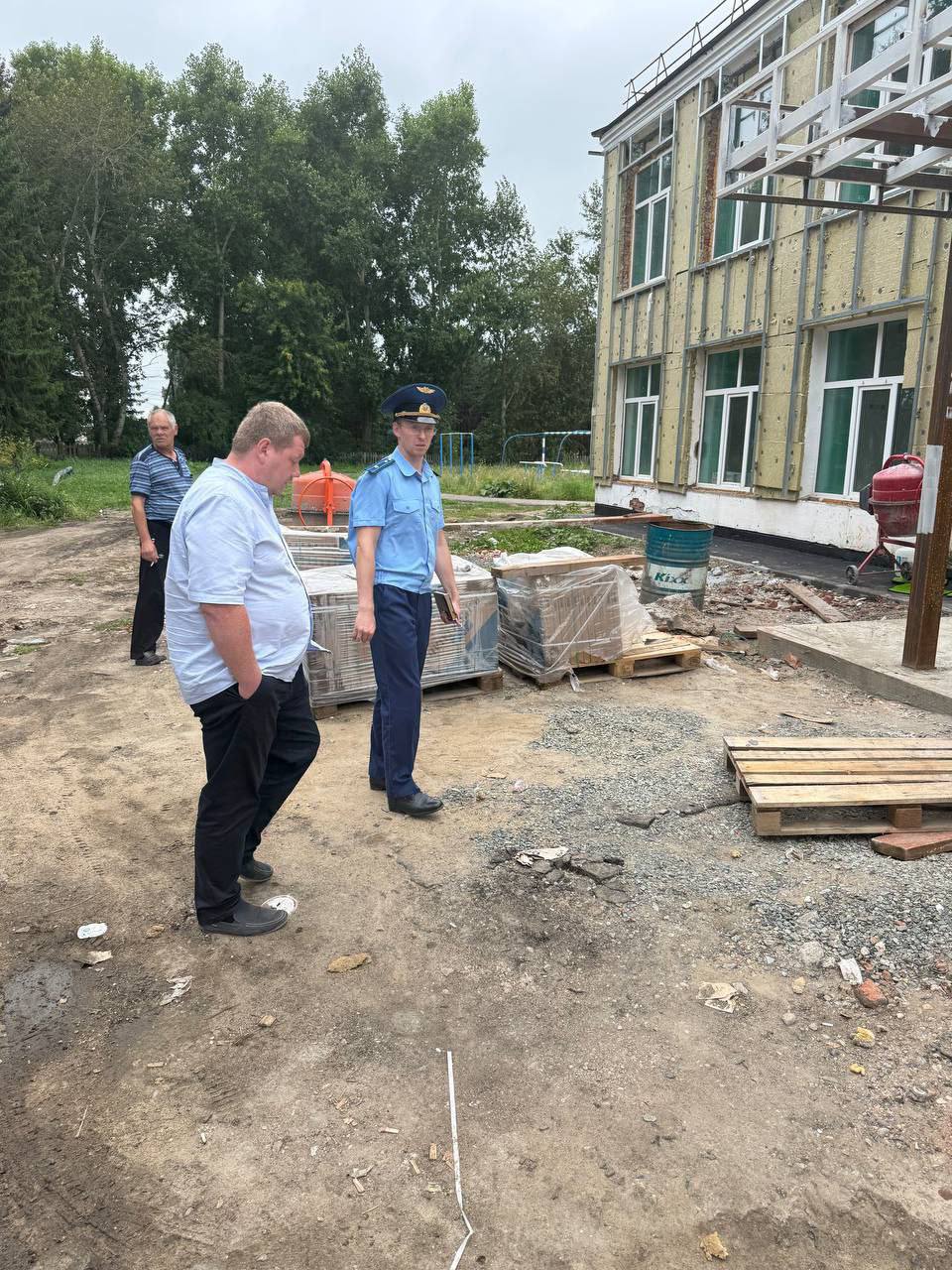 Тарская межрайонная прокуратура Омской области контролирует ход проведения капитального ремонта здания образовательного учреждения  Сотрудники Тарской межрайонной прокуратуры провели выездную проверку хода капитального ремонта БОУ «Чекрушанская средняя общеобразовательная школа» в рамках национального проекта.   Установлено, что ремонт образовательного учреждения осуществляют 2 бригады с опережением графика. Нарушений в части качества используемого строительного материала, а также качества выполненных работ не выявлено.   Ранее прокуратура объявляла подрядчику предостережение о недопустимости срыва сроков выполнения работ.   Ход проведения капитального ремонта находится на контроле.