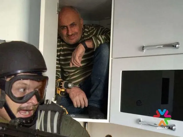 Силовики нашли скрывающегося от них кузбассовца в шкафу Полицейские и сотрудники ГУФСИН приняли участие в оперативно профилактическом мероприятии Розыск В ходе масштабной межведомственной операции 167 сотрудников ГУФСИН при поддержке отдела специального назначения Кедр проверили более 240 адресов и задержали 19 осужденных объявленных в федеральный розыск отметили в ведомстве Рассказали правоохранители и о том как прошло задержание в поселке Звездный Кемеровского муниципального округа Там проверяли жилой дом Осужденного отыскали в шкафу в спальной комнате Мужчина 1996 года рождения осужденный к исправительным работам пытался таким образом уклониться от контроля уголовно исполнительной инспекции Все 19 пойманных беглецов уже доставлены в места принудительного содержания Их дальнейшую судьбу определит суд Подписаться на нас в MAX     Подписаться на VSE42 Ru