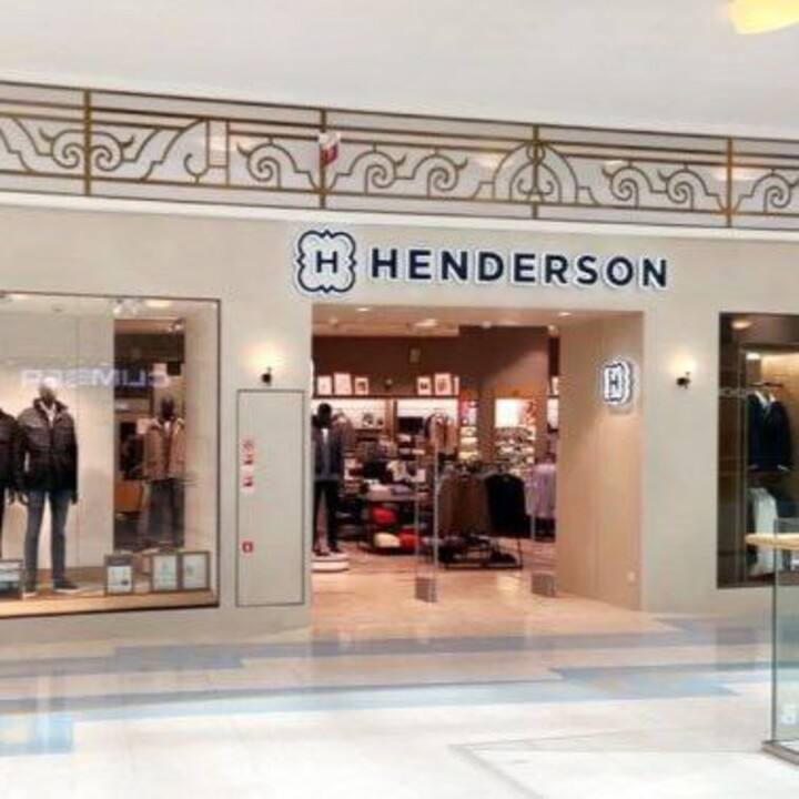 HENDERSON: СД рекомендовал дивиденды за 1 квартал 2025! Совет Директоров ПАО ЭЙЧ ЭФ ДЖИ холдинговая компания Дома Моды HENDERSON от 11 апреля 2025 года рекомендовал акционерам выплатить дивиденды. Главное: Размер дивидендов: 20 рублей на одну обыкновенную акцию. За какой период: Рекомендация относится к результатам 1 квартала 2025 года при этом юридически выплата производится по результатам 2 полугодия 2024 года . Дата собрания акционеров для утверждения рекомендации: 16 мая 2025 года. Дата закрытия реестра отсечка : 2 июня 2025 года. Чтобы получить дивиденды, необходимо владеть акциями компании на эту дату. Планируемая дата выплаты: 10 июня 2025 года. ⏫Выручка растет в годовом выражении на 17,5% 14 мая 2025 года HENDERSON опубликовал предварительные данные о выручке за первые четыре месяца 2025 года. Ключевые показатели: Полная выручка за 4 месяца 2025 года: 7,0 млрд рублей +17,5% г/г . Рост к 2023 году еще впечатляющий – 55% за 4 месяца. Выручка за апрель 2025 года: 1,7 млрд рублей +14,2% г/г , +40,9% к апрелю 2023 года. Онлайн-продажи: Динамика роста онлайн-продаж значительно опережает офлайн-продажи. В апреле 2025 года онлайн-продажи выросли на 30,2% по сравнению с апрелем 2024 года, а за 4 месяца 2025 года рост составил 44,6% по сравнению с 2024 годом и 117,5% по сравнению с 2023 годом! Компания обещает раскрыть подробный ежемесячный отчет по операционным показателям за апрель 2025 года 28 мая. Вывод: HENDERSON демонстрирует устойчивый рост выручки, особенно в онлайн-сегменте, что может свидетельствовать о грамотной стратегии развития. Алексей Линецкий Сайт Youtube Rutube Закрытый канал Подкасты