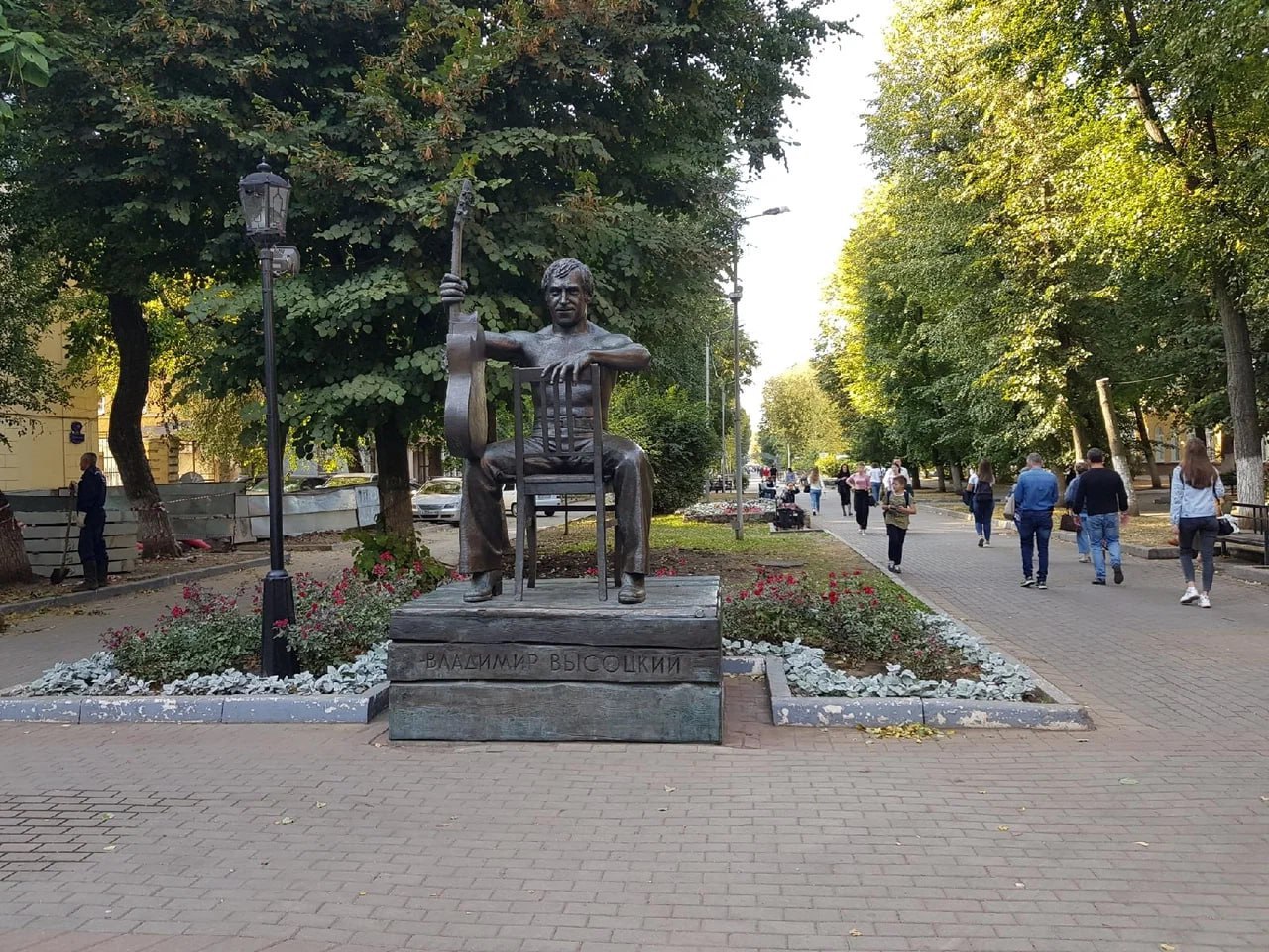 В Воронеже бульвар Карла Маркса обновит белгородская «Зеленая точка» за 283 млн рублей Благоустройством бульвара на улице Карла Маркса в центре Воронежа займется белгородская ООО «Зеленая точка». Об этом изданию «Время Воронежа» сообщили в мэрии города. Компания выиграла аукцион, снизив начальную стоимость контракта с 305 млн до 283 млн рублей. В конкурсе приняли участие еще две организации, оценившие свои услуги на сумму 284 млн рублей и 299 млн рублей. Финансирование работ будет осуществляться за счет городского и областного бюджетов Воронежа. Подрядчику предстоит обновить тротуары и озеленить территорию, установить современные малые архитектурные формы: «холмы» с зацепками, тоннель, горку, вазоны, сцены, навесы с качелями и освещение светильников для художников. Также нужно будет оборудовать наружное освещение, системы видеонаблюдения, оповещения и автополива. Работы необходимо выполнить с 1 июня 2025 года до 30 ноября 2026-го. Гарантия на них составит три года. Проект благоустройства стал возможен благодаря победе бульвара в городском голосовании в рамках федеральной программы «Формирование комфортной городской среды» - за него отдали голоса более 45 тысяч воронежцев.