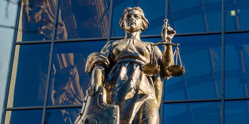 В Санкт-Петербурге приговорили к 14 годам пособника террористов 58-летнего местного жителя задержали в феврале 2024 года за оскорбительные надписи об СВО на зданиях двух церквей ! и Политехнического университета. Как оказалось, мужчина действовал по заданию кураторов из запрещенной в РФ террористической организации «Легион "Свобода России"». Кроме того, он готовился покинуть Россию для участия в войне на стороне Украины. Выяснилось также, что ранее преступник служил в МВД, но был уволен по подозрению в коррупции. Подпишись, Правда за нами