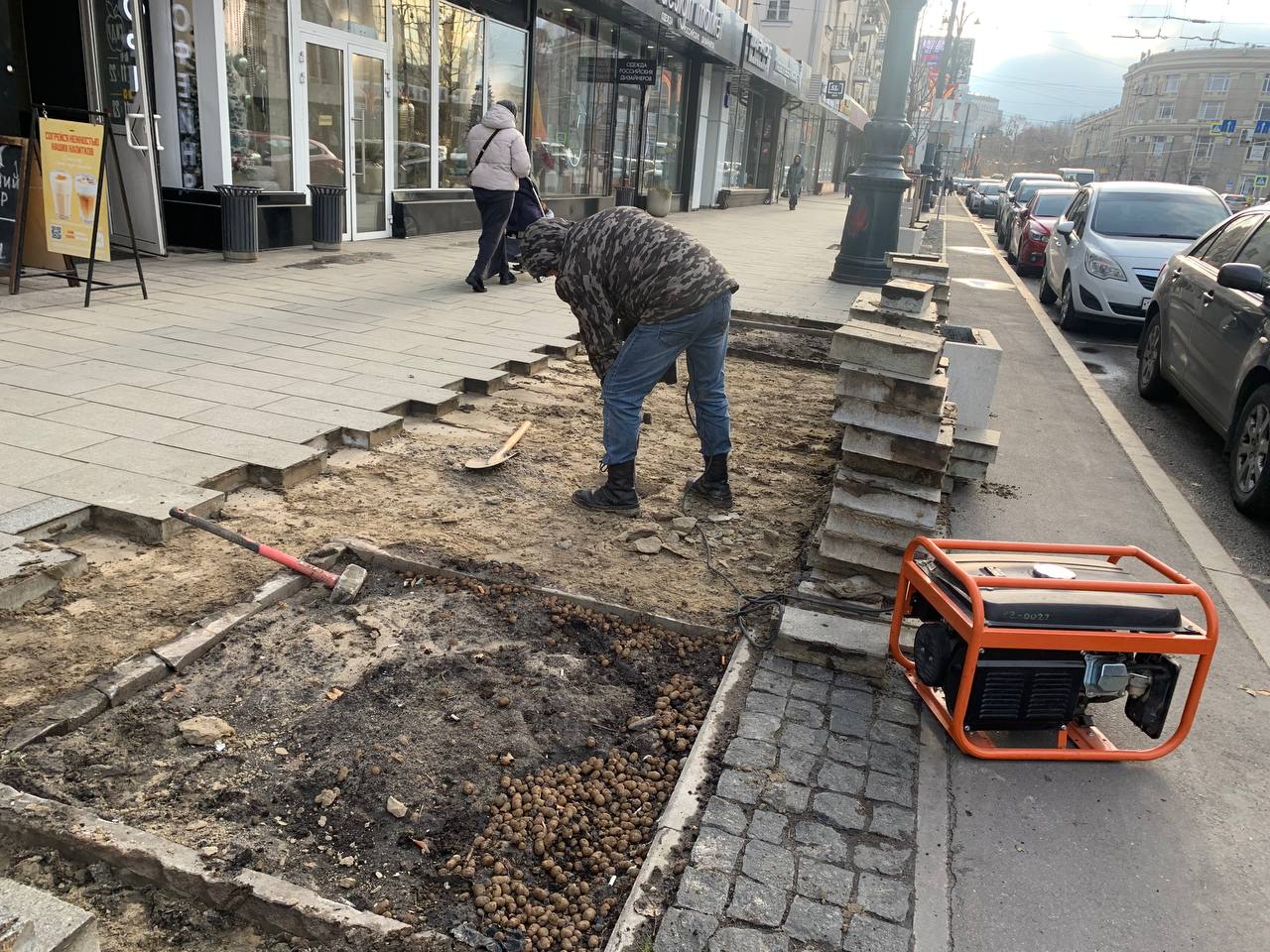 По поручению главы города Сергея Петрина на проспекте Революции приступили к расширению приствольного пространства деревьев.   Согласно заключенному управой Центрального района контракту, подрядная организация в этом году проведет работы на участке проспекта вдоль домов 31, 49.   Несколько деревьев объединяем в одно единое пространство, что плодотворно повлияет на состояние зеленых насаждений - рассказал и.о. руководителя управы Центрального района Игорь Галкин.  #УПРАВАЦЕНТРАЛЬНОГОРАЙОНАВОРОНЕЖА