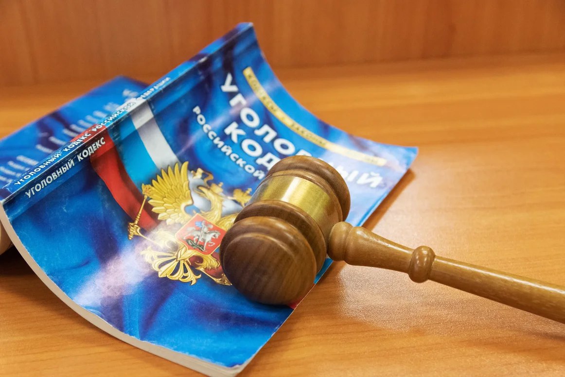 Жительниц Севастополя приговорили к 12 годам за передачу данных ВСУ Севастопольский городской суд назначил 12 лет лишения свободы двум местным жительницам, обвиненным в государственной измене. Об этом сообщает прокуратура города. По данным надзорного ведомства, в 2023 году 24-летняя женщина за денежное вознаграждение начала передавать сведения представителям Украины, к деятельности она привлекла свою 42-летнюю мать. Женщина сфотографировала российские военные объекты, после чего данные были переданы Главному управлению разведки Минобороны Украины через мессенджер. Обе были задержаны сотрудниками ФСБ по Черноморскому флоту. Подписывайтесь на «Ъ-Кубань-Черноморье»