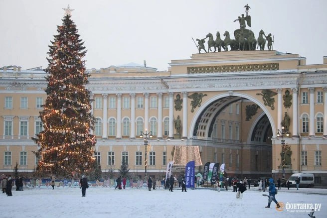 Новогодние украшения могут задержаться в Петербурге еще на неделю На этом настояли сами горожане рассказали рассказали в пресс службе комитета по печати В связи с многочисленными обращениями жителей о продлении периода праздничного оформления сейчас изучается возможность увеличения этого срока на 7 10 дней говорится в сообщении Ранее сворачивать новогоднее убранство планировали начать уже в середине января Telegram Все каналы Фонтанки Max