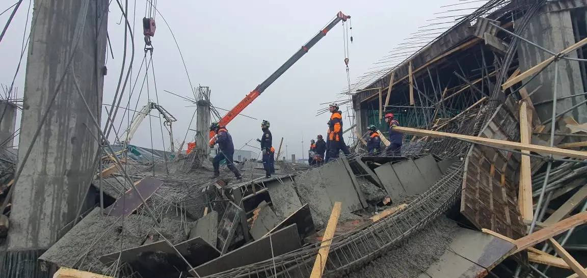 Экстренные службы ликвидируют последствия обрушения строящегося ангара в Южно Сахалинске На переулке Энергетиков 3а произошло обрушение части двухэтажного строящегося здания По предварительной информации конструкции упали во время заливки бетона на крышу сооружения Пострадали четыре человека Ещё трое предположительно находятся под завалами На месте работают городские спасатели пожарные и отряд имени Полякова а также находятся сотрудники правоохранительных органов В СУ СК РФ по Сахалинской области возбуждено уголовное дело по статье 216 УК РФ нарушение правил безопасности при ведении строительных или иных работ Прокуратура организовала проверку