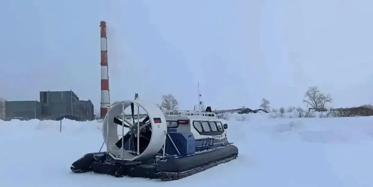 Судно на воздушной подушке страхует ледовую переправу у Николаевска на Амуре В Николаевске на Амуре в связи с тем что ледовая переправа связывающая город с селом Подгорное закрыта районная администрация выпускает на линию судно на воздушной подушке Спутник 12 Он станет перевозить людей через Амур на противоположный берег Рейсы будут осуществляться до 28 января бесплатно два раза в день утром в 10 00 и вечером в 16 00 Место отправления из города ледовая переправа в 50 метрах от шлагбаума В Николаевском районе впервые за последние 20 лет случилось редкое природное явление Вода выступила на лёд от самого Сахалина она стоит на льду Татарского пролива в Амурском лимане на Амуре до села Богородское Ульчского района Местами уровень ее достигает 80 сантиметров Это произошло из за сильной нагонной волны приливных явлений и большим количеством снежного покрова на льду Николаевский район в январе буквально засыпает снегом Открытие переправы возможно после усиления морозов и промерзания льда И если проведенные замеры покажут что толщина его достаточная переправу вновь откроют Но в целях безопасности проезд по ней будут иметь право машины грузоподъемностью меньше 12 тонн todaykhv