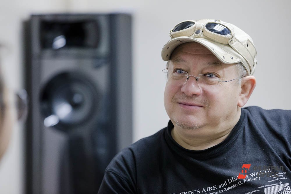 Стинга и Маккартни пригласят преподавать в консерваторию на Урале В Екатеринбурге собираются открыть факультет в консерватории где будут учить року джазу и поп музыке Об этом рассказал рок музыкант Александр Пантыкин По его словам преподавать там будут не только отечественные звёзды рока но и мировые знаменитости Пантыкин планирует пригласить даже таких легенд как Стинг и Пол Маккартни пишет 66 RU Будут преподавать наши монстры И не только наши Я считаю что на этом факультете должны преподавать лучшие люди со всего мира Такие как Стинг Маккартни Они нормальные ребята Такие же как мы И если с ними нормально разговаривать они с удовольствием принимают участие во многих акциях цитирует музыканта издание 66 RU Пантыкин уточнил что поступать на факультет смогут только те у кого уже есть музыкальное образование то есть кто окончил музыкальную школу Уралити