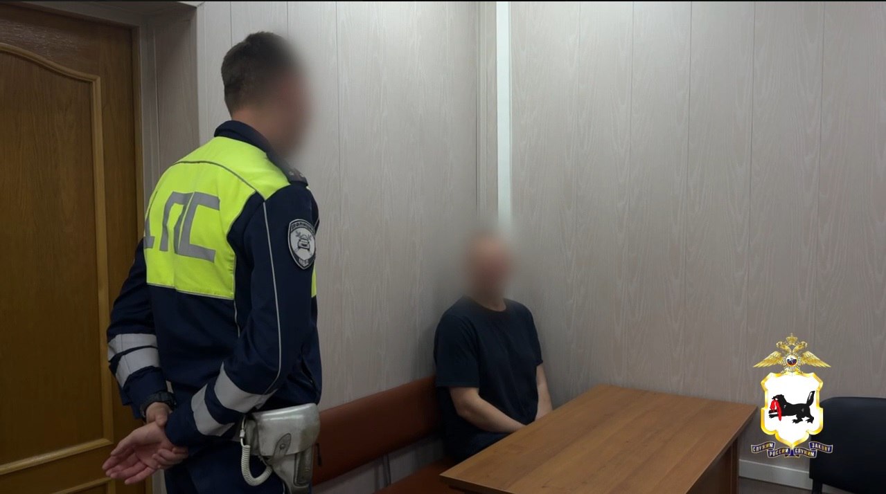 В Иркутске водитель повредил 11 машин за 20 минут 43-летний иркутянин на УАЗе за 20 минут повредил 11 автомобилей в микрорайоне Союз. Об этом сообщает пресс-служба ГАИ Иркутска. Инцидент произошёл 28 июля около 22:30 во дворе дома №14 на улице Юрия Тена. То ли мужчина хотел припарковаться, то ли выехать — но за какие-то 20 минут он разбил припаркованные Geely Atlas, Volkswagen Tiguan, Nissan Qashgai, Nissan Juke, Nissan Wingroad, Nissan Tiida, Toyota Premio, Toyota Vista, Audi Q3 и чужой УАЗ. Люди не пострадали. Мужчину задержали. У него имелись признаки опьянения. Было проведено углублённое медосвидетельствование. Мужчина сказал, что он был «вроде как в трезвом» состоянии и раскаялся в содеянном. Раскаяние не помогло: в отношении задержанного составлено 11 административных протоколов. Мировой судья уже лишил его прав на шесть лет. #иркутск