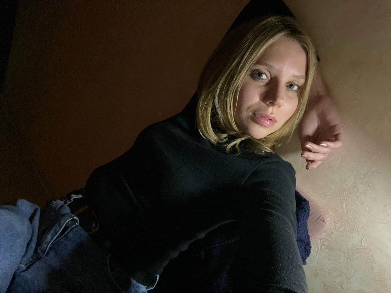 32 летняя москвичка Дарья Лучкина и её 10 летний сын исчезли в Турции при загадочных обстоятельствах Женщина сказала родным что едет на корпоратив но вместо этого тайно улетела в Стамбул без вещей и с выключенным телефоном На месте их забрал неизвестный мужчина после чего след оборвался Почему Дарья внезапно изменила поведение что нашли в её квартире и что говорят родные по ссылке Чита Ру всегда на связи в МАХ