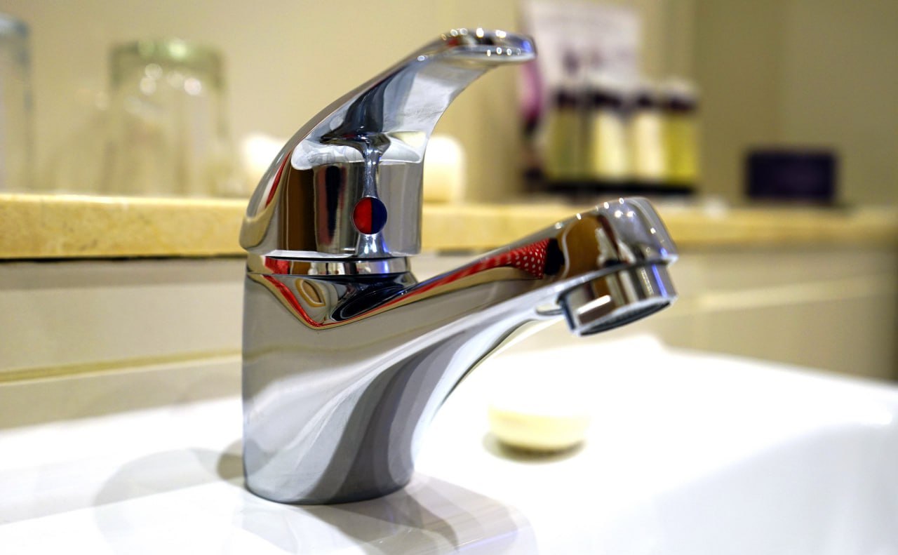 Коммунальную аварию оставившую без воды жителей порядка 20 домов в Железнодорожном районе Воронежа продолжают устранять На данный момент подача ресурса приостановлена по следующим адресам ул Богдана Хмельницкого 50б 54а 54б 56 56а 56б 56в 56г 56д ул Артамонова 24 30а 34 36 38 38а 40 42 На время выполнения работ для местных жителей работают бесплатные автоматы с питьевой водой расположенные на улице Артамонова у домов 38В и 34 9   vrn aif ru society jkh v voronezhe ustranyayut avariyu ostavivshuyu bez vody zhiteley poryadka 20 domov aifvrn