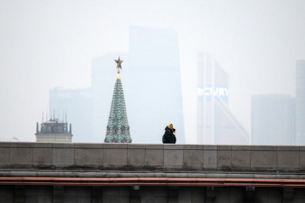 Синоптики предупредили о снижении видимости из за тумана в Московском регионе Предстоящей ночью она может упасть до 200 метров Об этом ТАСС сообщили в Гидрометцентре Там добавили что туман и отложение изморози ожидается в отдельных районах Подмосковья в ночные и утренние часы В этой связи до 09 00 мск в столичном регионе объявлен жёлтый уровень погодной опасности Кроме того в Москве синоптики прогнозируют возможное образование гололедицы на дорогах Подписаться на Говорит Москва Telegram VK MAX