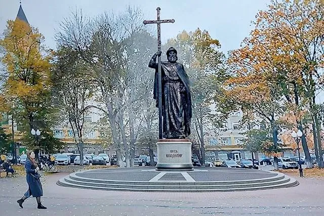 Совет по культуре согласовал памятник Владимиру на площади Победы в Калининграде Монумент планируют открыть к 6 июня По словам скульптора члена Союза архитекторов России Кирилла Чижова художественное решение памятника было выбрано в реалистическом стиле основанном на академических традициях русской архитектуры Весь размер изваяния составит 10 5 метра Князь Владимир изображён держащим в правой руке классический византийский крест на длинном древке Архитектором выступил член Российского союза художников Иван Соловьёв На площади Победы уже обустраивают место под будущий памятник Специалисты залили бетоном круглую площадку со ступеньками в центре которой располагается постамент К работам приступили до согласования с советом по культуре Изображение из концепции Мы в Telegram Мы в MAX