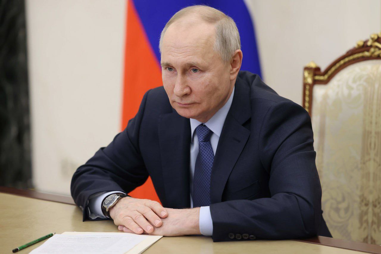 Владимир Путин рассказал, что просыпается по утрам без будильника. "Ребята звонят, если что-то строго очень, — прошу адъютантов позвонить. Но, как правило, сам просыпаюсь", — сообщил президент журналисту ВГТРК Павлу Зарубину. Песков шутил, что Путин "не спит, он работает".