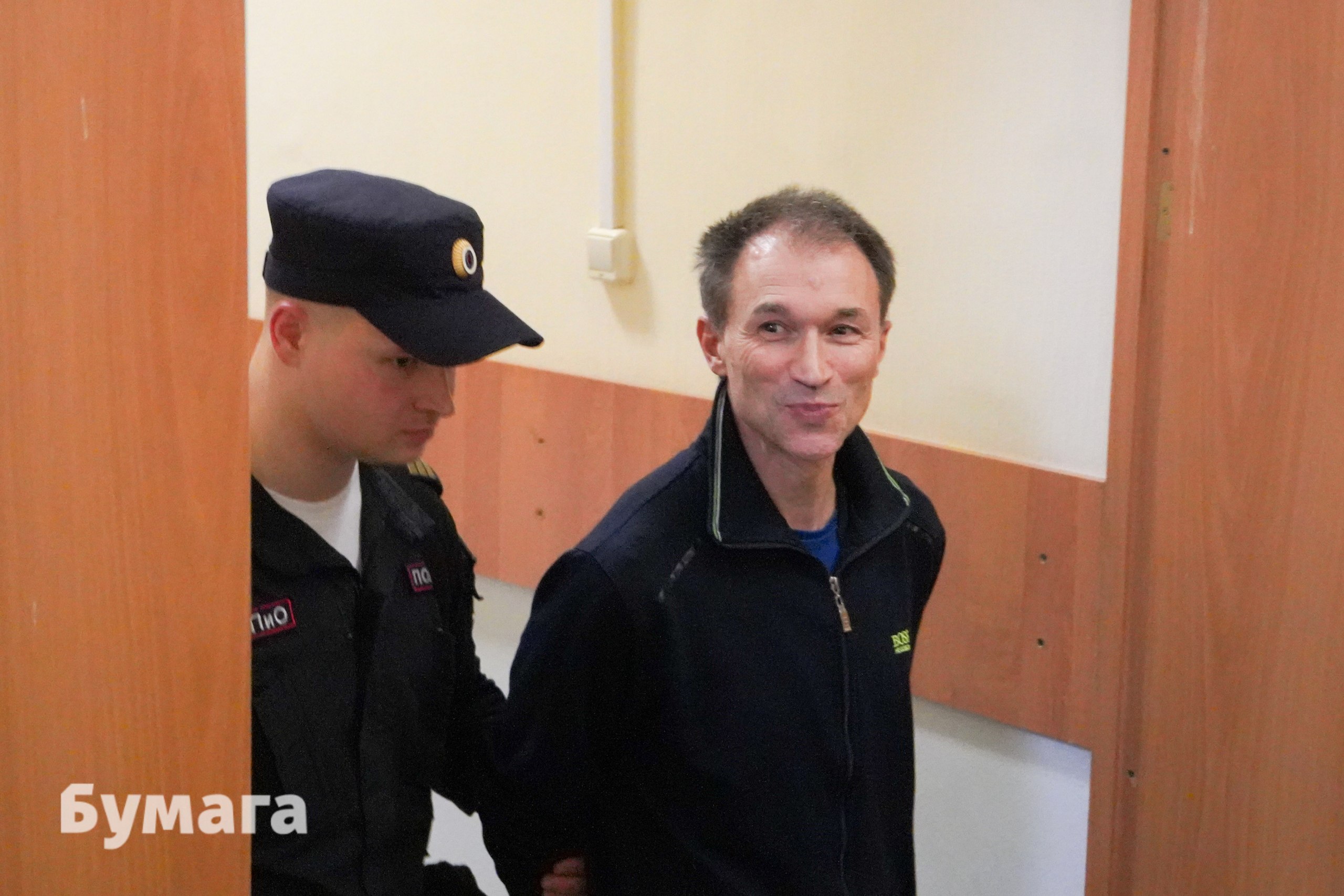 Основатели Бессмертного полка выступили в суде по делу Куниса Петроградский районный суд продолжил рассматривать уголовное дело сооснователя iGooods Григория Куниса обвиненного в донате ФБК 282 3 УК РФ передал корреспондет Бумаги На очередном заседании свидетельские показания дали томские журналисты Сергей Колотовкин и Сергей Лапенков в 2011 году придумавшие акцию Бессмертный полк Кунис был одним из первых ее организаторов в Петербурге Детали Колотовкин рассказал суду что Кунис не только организовал но и оплатил первое шествие Бессмертного полка по Невскому проспекту в 2014 году Именно эта петербургская акция по мнению свидетеля дала импульс развитию проекта по всей стране Нам очень повезло что случился такой человек отметил Колотовкин Лапенков назвал Куниса кристально честным человеком О переводе денег ФБК вменяемом подсудимому свидетели ничего не знали Выступление Куниса Суд также допросил самого основателя iGooods Он подтвердил что полностью признает вину Кунис рассказал что делал пожертвования разным организациям в том числе ФБК ролики которого смотрел Подписка по которой с его счета в пользу фонда ежемесячно списывались 500 рублей некоторое время действовала и после признания организации экстремистской добавил он Предприниматель заявил что в случае назначения штрафа сможет его оплатить Что важно знать Кунис с 2003 по 2014 год владел газетой Мой район В 2015 году основал сервис по доставке продуктов iGooods Бизнесмена задержали 24 июля позже отправили в СИЗО Ожидается что 5 декабря состоятся прения по его делу Фото Бумага Подписывайтесь на Бумагу и предлагайте новости