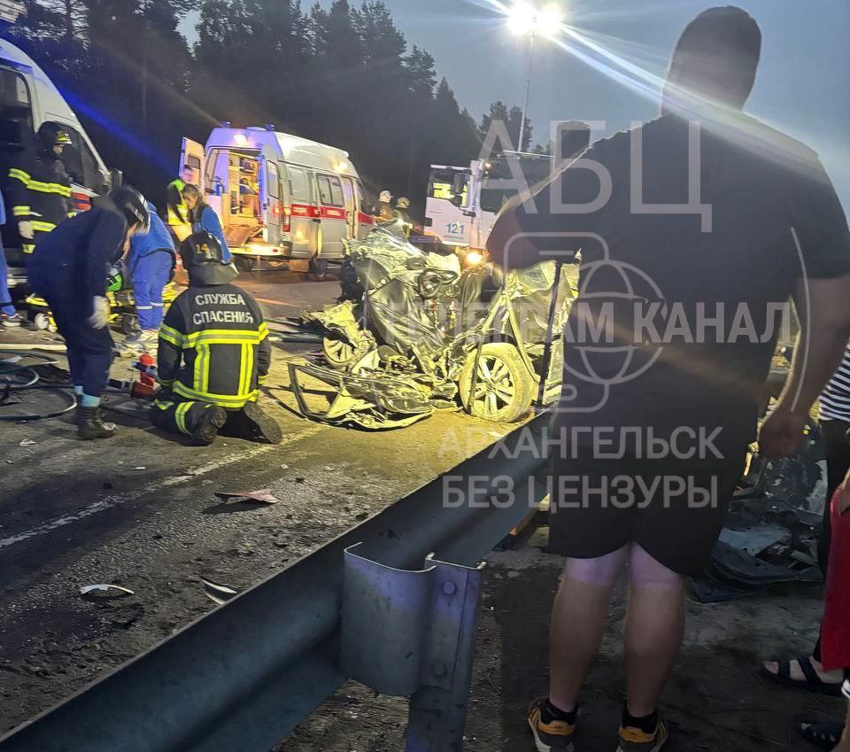Под Архангельском в жутком ДТП с участием трёх авто погиб мужчина На участке трассы М8 Архангельск — Северодвинск вчера поздним вечером произошло очередное смертельное ДТП. Несколько человек серьёзно пострадали, как минимум один погиб. Известно, что столкнулись три автомобиля. Сотрудники полиции устанавливают обстоятельства произошедшего.