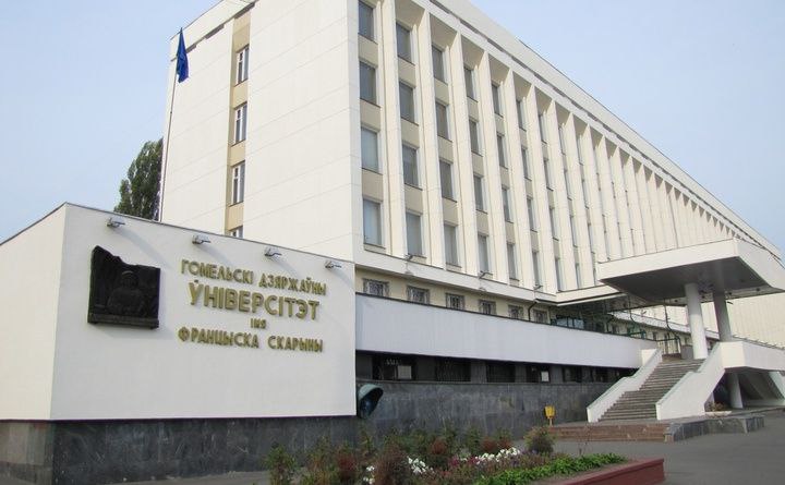 Гомельский государственный университет имени Франциска Скорины расширяет образовательные горизонты На заседании Китайско Белорусской ассоциации университетов ректор ГГУ Сергей Хахомов и начальник отдела международных связей Александр Грахоцкий приняли участие в церемонии подписания Совместной декларации об углублении сотрудничества в развитии высшего образования между Китаем и Беларусью Состоялось и подписание двустороннего соглашения между Гомельским государственным университетом им Ф Скорины и Харбинским коммерческим университетом проведены переговоры с делегациями Нанкинского университета науки и технологий и Тайюаньского технологического университета Это будет способствовать углублению обмена и сотрудничества в области образования и науки Предусматривается оказание содействия в совместной подготовке профессиональных и междисциплинарных специалистов публикации научных работ и другие мероприятия Подписывайтесь