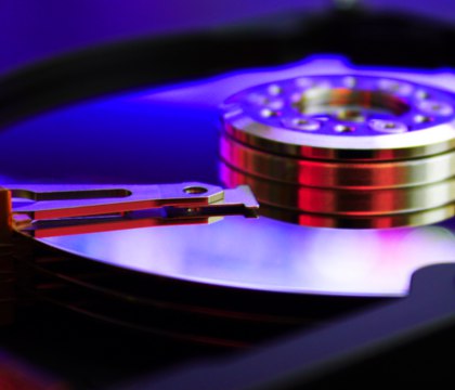 У Western Digital не осталось свободных производственных мощностей рост цен на HDD неизбежен Wccftech Журналисты портала Wccftech обратили внимание на довольно любопытное заявление генерального директора компании Western Digital Ирвинга Тана сделанное в ходе пресс конференции посвященной последнему финансовому отчету фирмы Глава компании сообщил что клиенты Western Digital полностью забронировали все производственные мощности фирмы на текущий год а некоторые партнеры уже успели разместить заказы на 2027 и 2028 годы
