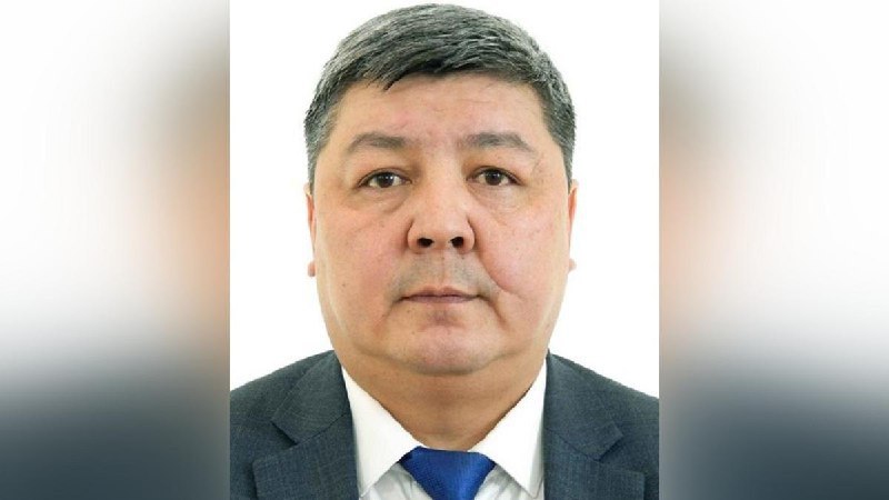 Бывший заместитель акима Тараза сел в тюрьму за коррупцию Вынесли приговор по делу о коррупции в сфере строительства. Бывший замакима Нурбол Калдыбаев признан виновным в злоупотреблении должностными полномочиями и приговорён к четырём годам тюрьмы. Вместе с Калдыбаевым на скамье подсудимых оказался представитель подрядной организации, за мошенничество он получил шесть лет тюрьмы. Как установило следствие, с июля 2022-го по ноябрь 2023 года Калдыбаев, курируя сферы строительства и ЖКХ в акимате Тараза, допустил серьёзные нарушения. В частности, в новом жилом микрорайоне Улы Дала в эксплуатацию были приняты два многоквартирных дома, фактически находившиеся в недостроенном состоянии. На эти объекты из бюджета выделили более 1,2 млрд тенге. Сначала Калдыбаеву вменяли присвоение и растрату имущества, однако в ходе расследования обвинение смягчили до злоупотребления должностными полномочиями. Ущерб составил 137 млн тенге. Антикор задержал Калдыбаева 11 декабря 2023 года, спустя три недели после его отставки. В суде он своей вины не признал. Однако подрядчик дал показания, подтверждающие, что Калдыбаев был в курсе состояния объектов — и подписал фиктивные акты.