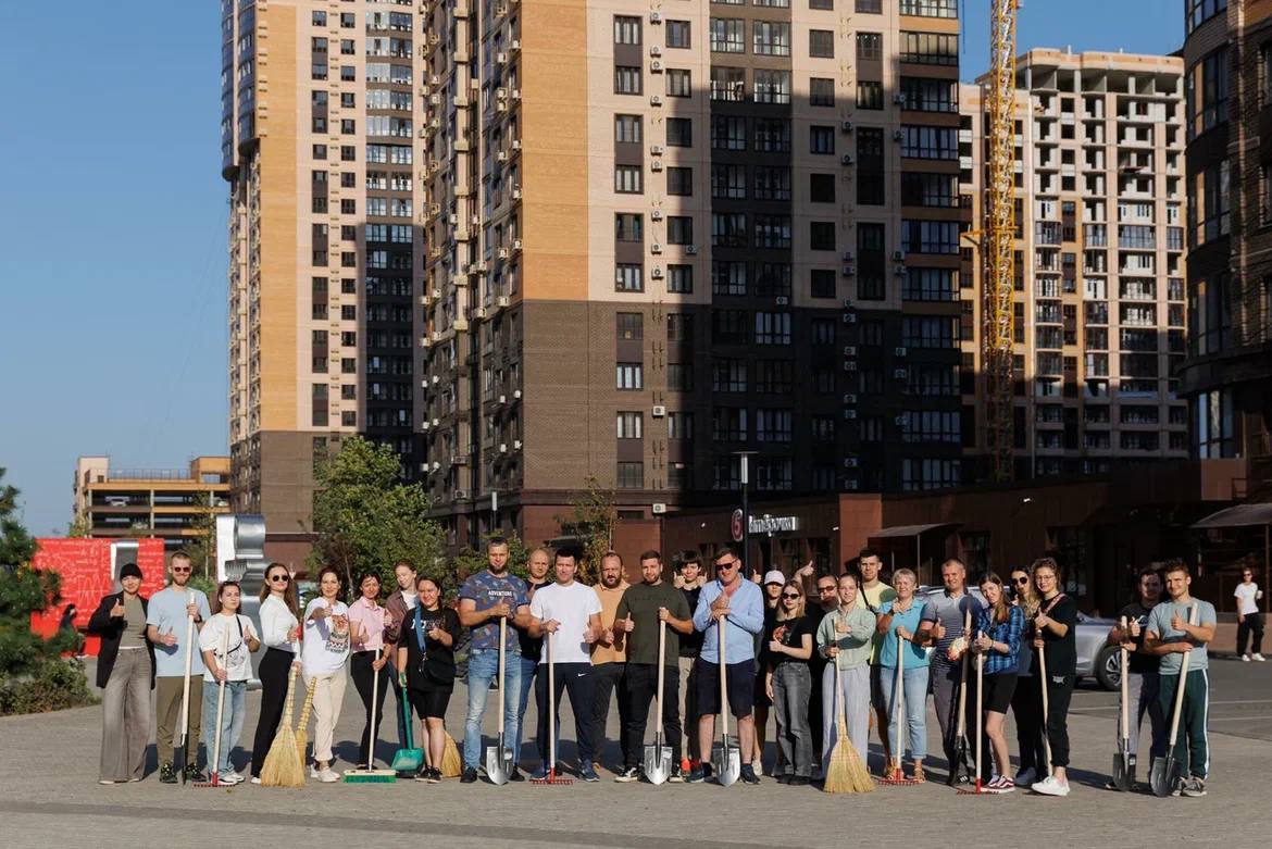 В Краснодаре сотрудники   и УКа вместе с жителями микрорайона «Новый Губернский» и семейного квартала «Достояние» вышли на улицы любимых микрорайонов. Навели порядок, побелили деревья, покрасили лавочки, высадили саженцы туй.  Проведение субботников давняя и замечательная традиция. Краснодарцы всегда с удовольствием участвуют в таких мероприятиях.  А «ЮгСтройИнвест», поддерживая такие добрые инициативы, вносит свой вклад в благоустройство и озеленение города.   #Краснодар #субботник #благоустройство #ЮгСтройИнвест