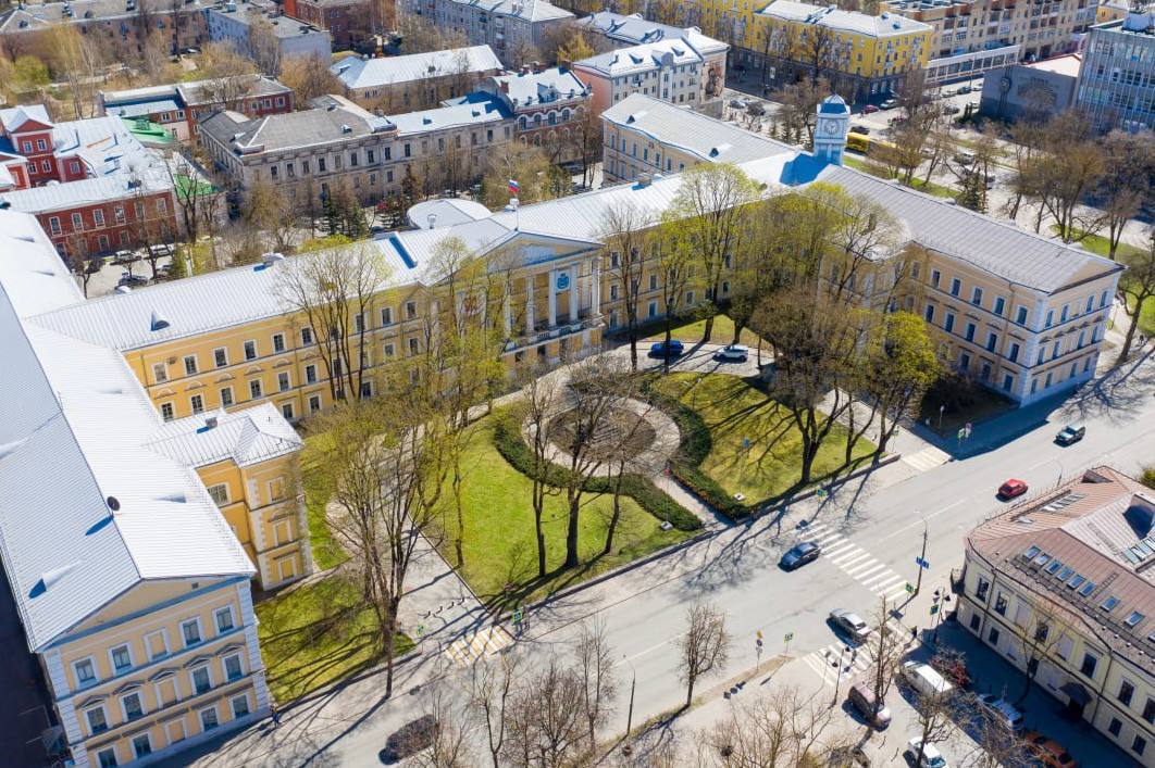 Губернатор Михаил Ведерников показал, как будет выглядеть "полукруг" перед главным входом здания правительства Псковской области:  Полукруг зелёной зоны у здания Правительства области скоро будет выглядеть иначе. Проект благоустройства готов, работы начнутся после определения подрядчика.    Со старыми клёнами, к сожалению, придётся расстаться – деревья находятся в крайне аварийном состоянии и представляют опасность и для людей, и для здания. Планировка территории сохранится, мы заменим только растения и, конечно, обновим покрытие дорожки и проезда. На месте старых деревьев высадим кедровые сибирские сосны, а по внутренней части круга – ягодный тис и остролистные клёны. Вдоль тротуара появится несколько кустов европейского бересклета.  Работы по замене асфальта вдоль всей улицы Некрасова от Советской до Воровского уже начались. Это не связанные истории, но мы решили их синхронизировать. Предварительно провели большую работу по полной замене подземных коммуникаций. Ремонт дорожного полотна и тротуаров завершится к концу 2025 года  объём очень большой . Благоустройство выполним намного быстрее – к подготовительным работам приступаем уже сегодня.