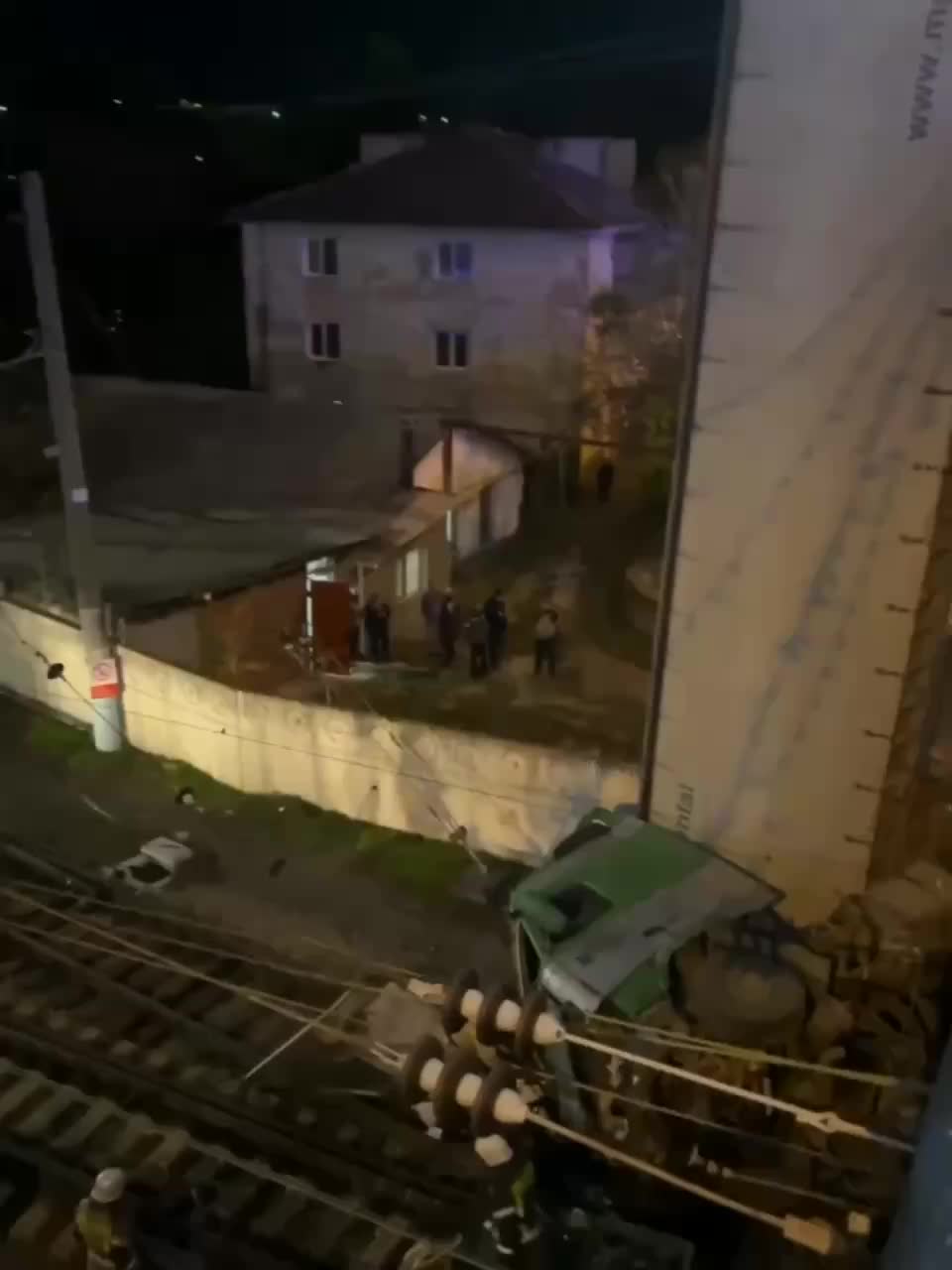 Грузовик упал с моста в Симферополе, повредив железнодорожные пути