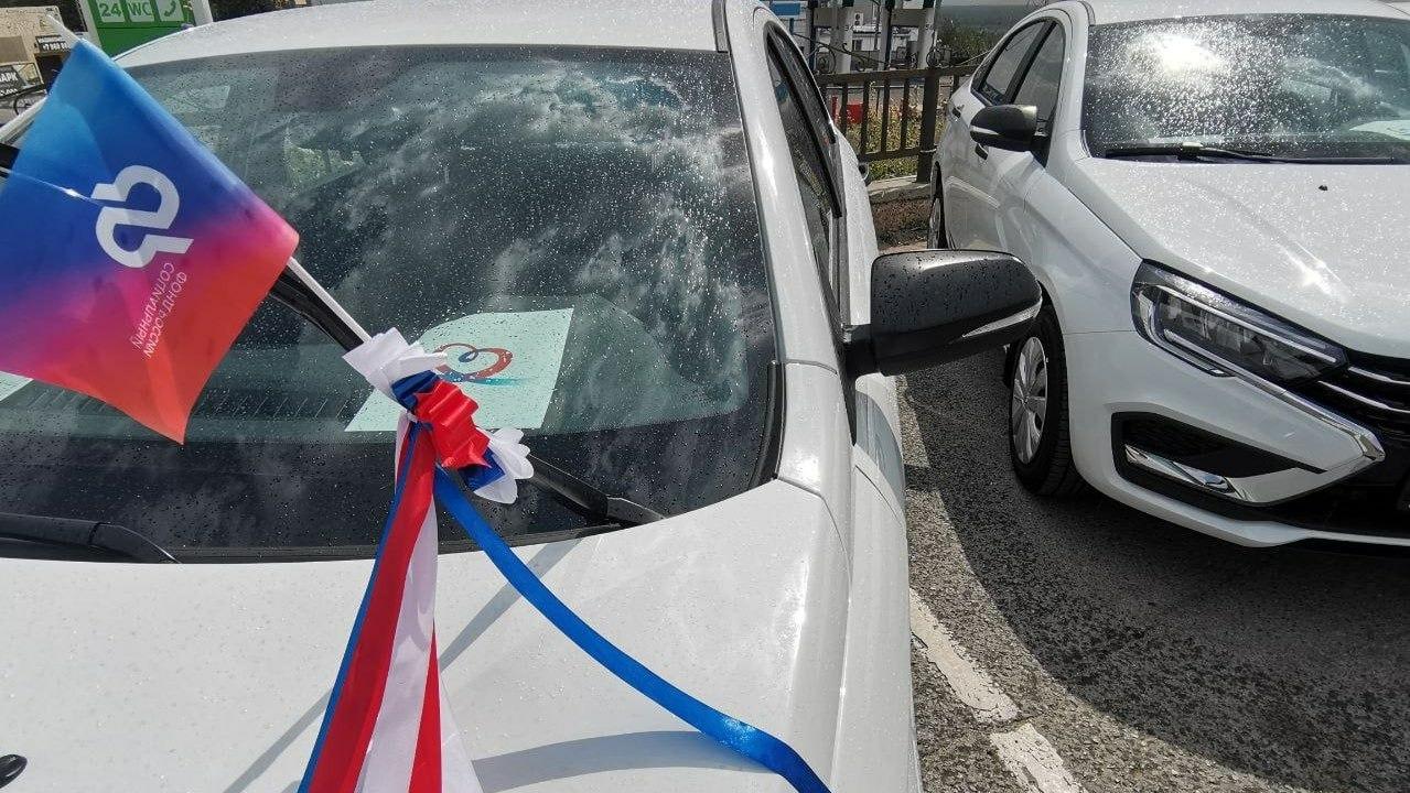11 автомобилей региональный СФР вручил пострадавшим на производстве волгоградцам  Волгоградское отделение СФР вручило 11 специализированных автомобилей Lada Granta и Vesta гражданам, получившим травмы на производстве. Машины оснащены ручным управлением и разными типами коробок передач для удобства пользователей.    — Наличие автомобиля, переоборудованного под физические особенности каждого получателя, – это возможность оставаться социально и физически активными, быть востребованными в профессиональной сфере. В прошлом году мы закупили для данной категории льготников 34 машины, — отметила заместитель управляющего Отделением Социального фонда России по Волгоградской области Елена Хаблова.    Все самые заметные новости. Подписывайтесь!