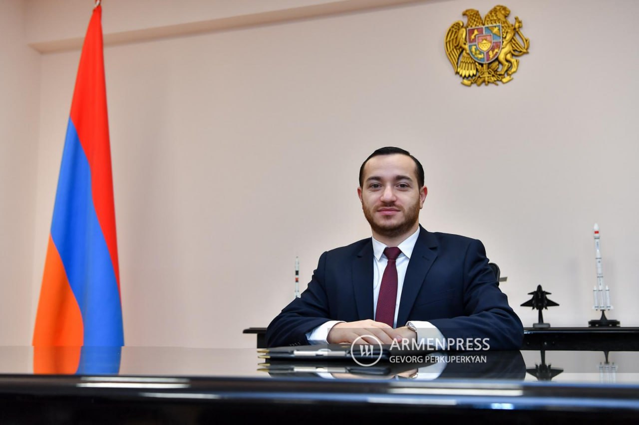 Армения присоединяется к мировому движению искусственного интеллекта не как наблюдатель, а как создатель новых возможностей. После месяцев подготовительной работы компания , правительство Армении и запускают совместный проект, который кардинально изменит технологическую карту нашего региона, об этом на своей странице в Facebook сообщил министр высокотехнологической промышленности Армении Мхитар Айрапетян.