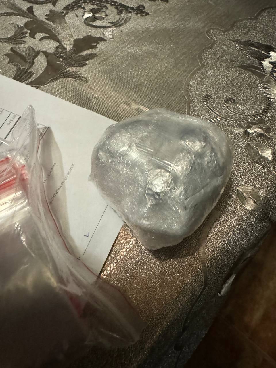 В Армянске к 11 годам лишения свободы осужден наркосбытчик Установлено что 31 летний местный житель в ходе переписки в социальной сети с иными лицами уголовное дело в отношении которых выделено в отдельное производство согласился заниматься сбытом запрещенных веществ Согласно отведенной подсудимому роли он должен был разместить наркотическое средство N метилэфедрон в оговоренных местах координаты которых передавал кураторам Разместив 5 свертков с синтетическим наркотиком мужчина был задержан работниками органов внутренних дел Суд с учетом позиции государственного обвинителя приговорил виновного к 11 годам лишения свободы с отбыванием наказания в исправительной колонии строгого режима Приговор в законную силу не вступил