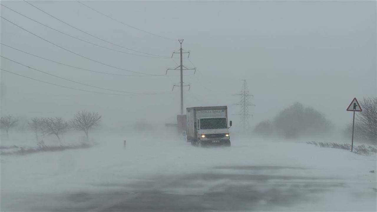 На трассе М 3 в районе села Бурлэчень Кагульский район движение транспорта сильно затруднено Экипаж патрульной полиции MAI 9968 работает на месте помогая водителям преодолевать сложные участки и обеспечивая безопасность проезда