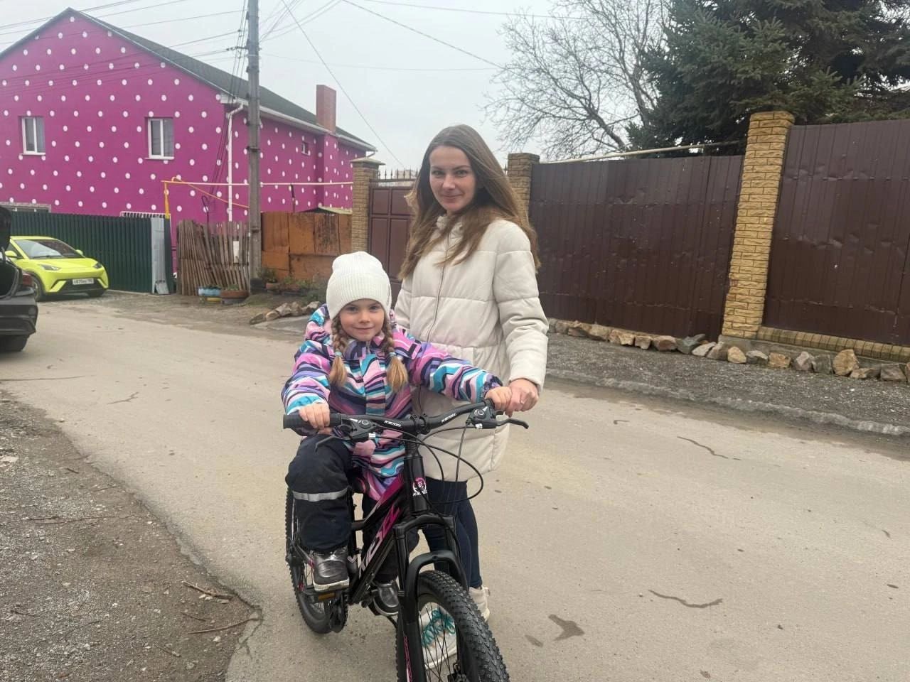 5-летняя Дарья из Мариуполя получила велосипед.  Замминистра труда и социальной защиты ДНР, в рамках акции "Ёлка желаний" осуществил мечту жительницы Мариуполя, подарив велосипед.  Гражданин Мариуполя Подписаться