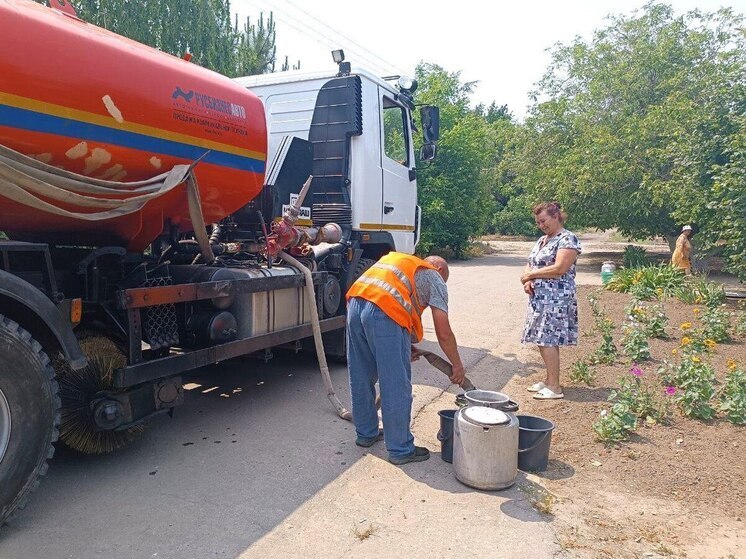 Жителям Запорожской области продолжают привозить воду   В Запорожской области продолжается подвоз воды для местных жителей, которые временно оставались без водоснабжения.  Администрация городского округа Мелитополь организовала подвоз воды в село Данило-Ивановка и поселок Новое Новенского сельского поселения.  Маломобильным жителям населенных пунктов воду для технических нужд доставляли непосредственно к месту проживания.  Новый Мелитополь подпишись