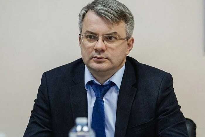 Вице-губернатор Самарской области Дмитрий Яковлев устроил громкий скандал вокруг матча «Крылья Советов» — «Пари НН», обвиняя команды в договорняке. Поводом стала странная игра, на которую первым указал анонимный телеграм-канал Суходрищева. Однако вместо официального разбирательства Яковлев устроил собственное «расследование» и уже через день объявил: «Не умеют играть». При этом никаких полномочных процедур с участием РФС или дисциплинарной комиссии не было — а это прямое нарушение регламента РФС, где для выявления договорных матчей создаются спецкомиссии с представителями лиги и футбольных структур. Подозрительно, что вице-губернатор ограничился кулуарным вердиктом без запуска стандартной процедуры с полиграфом и временным отстранением игроков, как того требует практика. Кто и зачем дал Яковлеву право вмешиваться в дела клуба, если устав РФС строго регламентирует порядок? В итоге клуб оказался под ударом, а легитимность обвинений — под сомнением. Между тем, уже год в Самаре ищут полиграфологов, связанных с инициативой «Чистый спорт» Вячеслава Федорищева, но официальных шагов в этом направлении — ноль. Получается, что заявления Яковлева — не более чем шоу с политическим подтекстом, наносящее вред имиджу «Крыльев Советов» и футбола в регионе. Вместо прозрачного и компетентного расследования — шум, непроверенные обвинения и дискредитация клуба. Если под этим стоит «Чистый спорт», то после таких действий инициатива рискует превратиться в «Грязный договорняк». Пока нет официального заключения комиссии РФС, ситуация остаётся сырой, а клуб — в подвешенном состоянии. Источник: ВЧК-ОГПУ