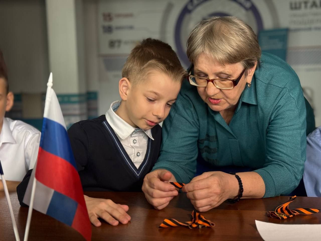 В Штабе общественной поддержки прошёл мастер-класс для школьников в преддверии Дня Победы. Учащиеся школы № 1 изготавливали броши  «Георгиевская ленточка» в технике канзаши.  Мероприятие прошло в тёплой, душевной атмосфере, объединив поколения: опытные «серебряные» волонтёры поделились своими навыками с детьми, которые с большим интересом создавали своими руками символ памяти и уважения к подвигу героев Великой Отечественной войны.    - Передавать традиции молодому поколению – наша святая обязанность. Сегодня дети не просто научились создавать символ Победы, но и прониклись его глубоким смыслом», – отметила участница мастер-класса, «серебряный» волонтёр Людмила Новоселова.  После мастер-класса ребята вышли на улицы города, чтобы вручить прохожим Георгиевские ленточки и поздравить их с наступающим праздником.  Мероприятие проведено при участии Штаба общественной поддержки, «серебряных» волонтеров и местного отделения партии «Единая Россия».