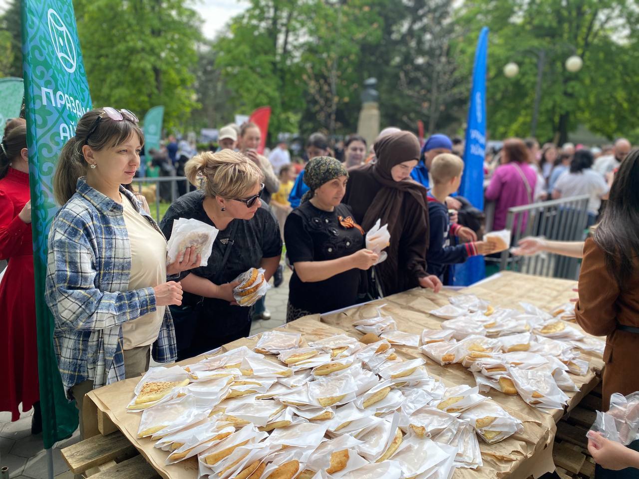 Вчера в Карачаевске прошли масштабные и невероятно красочные мероприятия, посвященные 80-летию Победы в Великой Отечественной войне и ко Дню возрождения карачаевского народа Торжества начались с церемонии возложения цветов к памятникам павшим в годы Великой Отечественной войны фронтовикам и Героя России Канамата Боташева. Также символом неразрывной связи поколений станет новая аллея из 80 саженцев в рамках акции «Сад памяти». Праздник собрал представителей всех поколений. Юные мастерицы пробовали себя в традиционных видах карачаевских промыслов, спортсмены показывали силу и ловкость в национальных видах спорта, а дети с интересом изучали архивные фотографии и экспонаты об истории не только карачаевского народа, но и всей нашей страны, воспитавшей не одно поколение Героев. Для многочисленных гостей праздника был приготовлен традиционный айран в огромной 500-литровой чаше по старинному рецепту. В торжествах принимали участие представители всех народов многонациональной Карачаево-Черкесии и каждый желаюший получил знак гостеприимства - кружку свежего айрана. «Когда новые поколения перенимают традиции и культуру своего народа - это и есть возрождение, настоящая победа силы духа и единства. Сегодняшний праздник объединил память о героическом прошлом, национальные традиции карачаевцев и дружбу народов Карачаево-Черкесии и показал: наша сила - в единстве, а будущее - в уважении к прошлому и в сохранении исторической памяти», - написал в своем канале Глава КЧР Рашид Темрезов