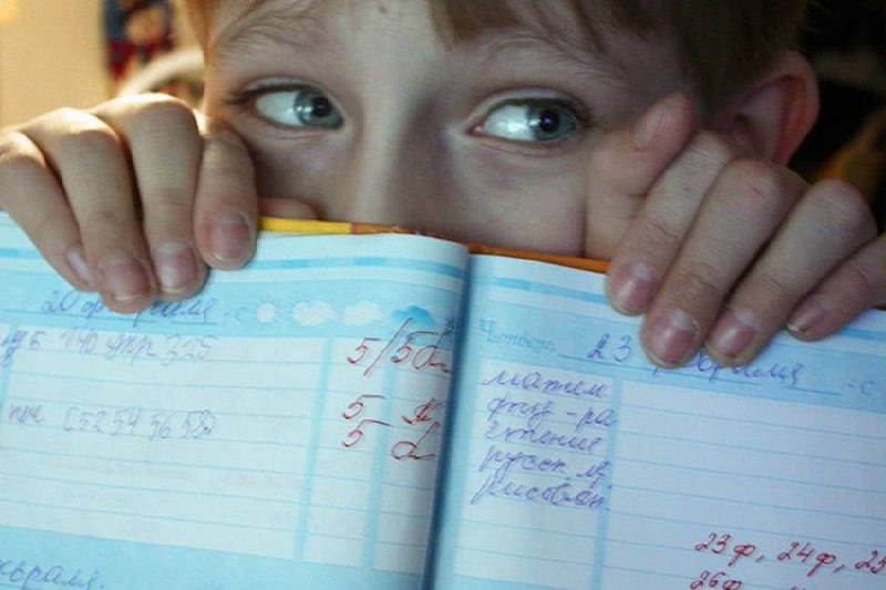 Отличникам - по 5 тысяч: в России предлагают ввести стипендии для школьников В Госдуме обсуждают идею поощрять учеников за отличную учёбу. Предлагается выплачивать школьникам стипендию в 5 тысяч рублей за четверть или триместр, закрытые на одни «пятёрки». Депутат Евгений Марченко считает, что мера может мотивировать детей учиться лучше, но при этом подчёркивает: важно, чтобы школьники стремились к знаниям не только ради денег.