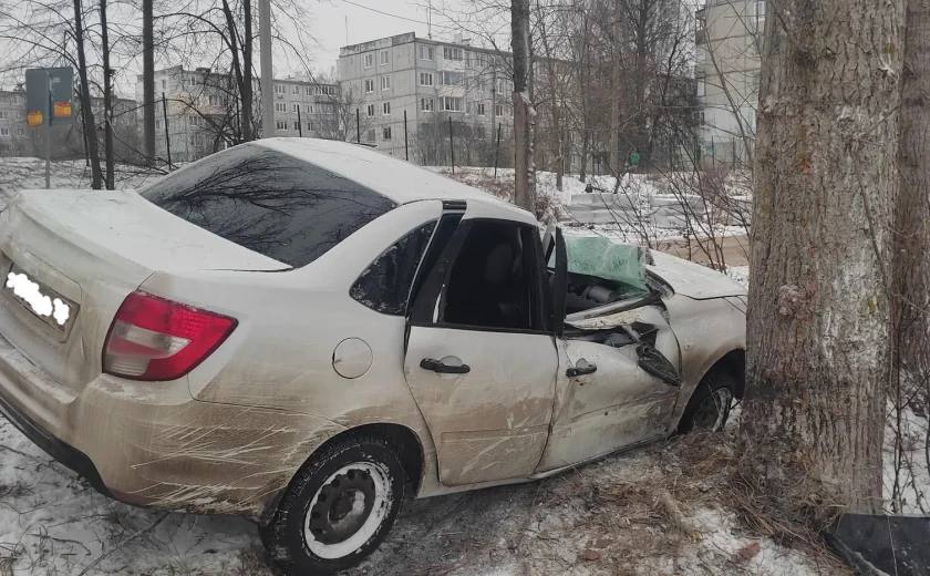 Девушка на «Гранте» в Киреевске не справилась с управлением и врезалась в дерево.  В Киреевске на улице Чехова 7 декабря в 14:50 произошло ДТП.  По предварительной информации региональной Госавтоинспекции, 20-летняя девушка на «Ладе Гранте» не справилась с управлением и врезалась в дерево.  В результате водитель получила травмы. Ей оказали медицинскую помощь.  Источник Тула пресса