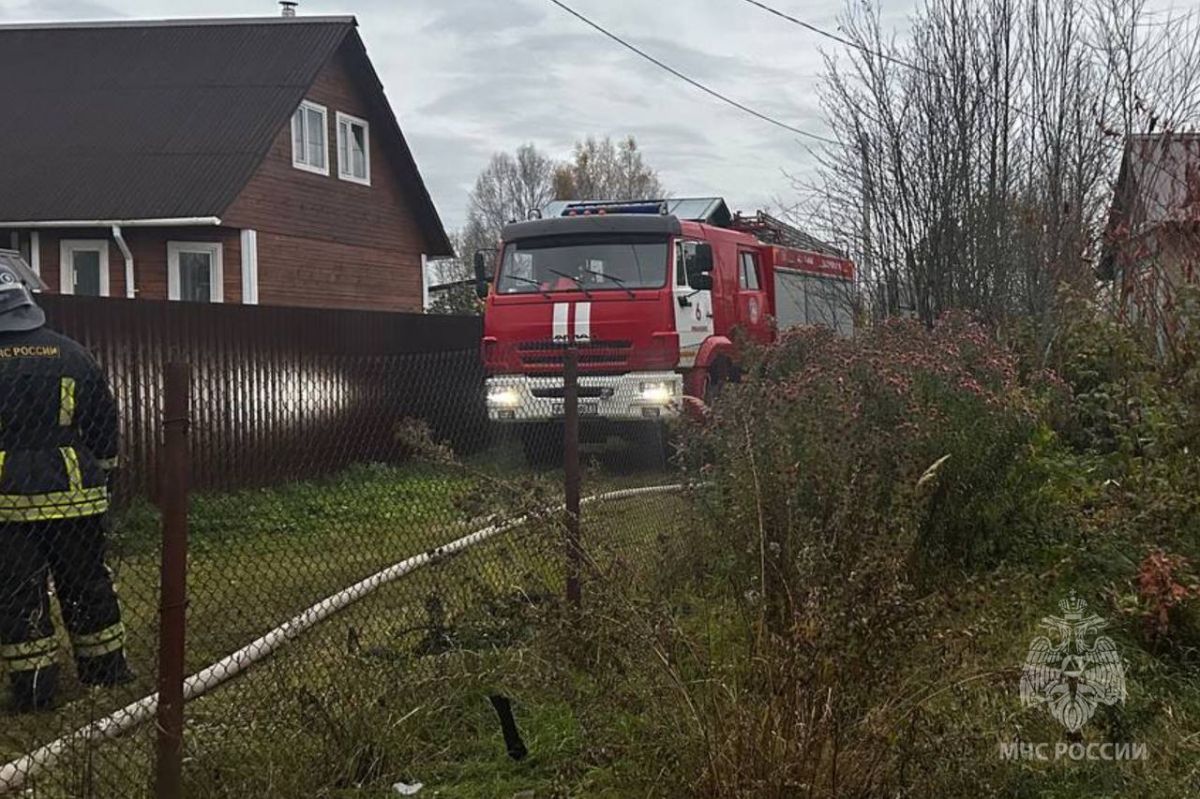 В Ивановском районе под завалами найдено тело 68-летнего мужчины     Тело нашли сотрудники МЧС, потушив объятым пламенем садовый домик.  ↗  Прислать новость   Подписаться