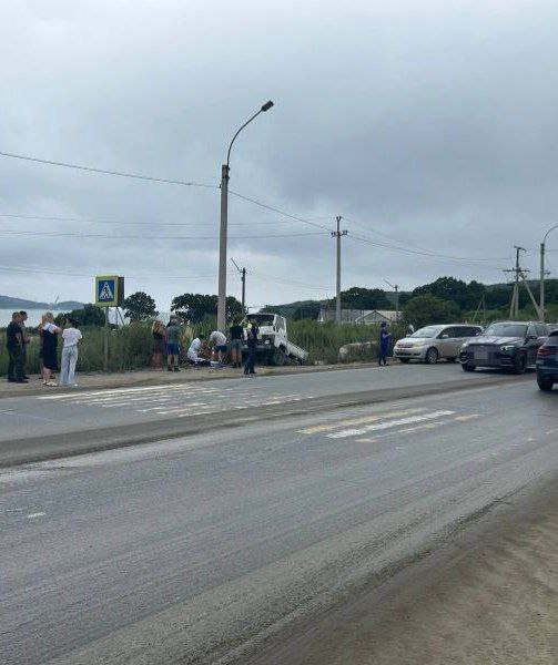 Водителя, сбившего девочку на пешеходном переходе в Находке, будут судить  В Находке завершили расследование дела против водителя, который насмерть сбил 11-летнюю девочку на зебре. Дело передано в суд.  64-летний водитель потерял управление своим микроавтобусом на дороге между Артемом и Находкой. Машина выехала на встречную полосу и сбила девочку, которая переходила дорогу по зебре. Девочка умерла от полученных травм в больнице.  Против водителя возбудили уголовное дело за нарушение ПДД, повлекшее смерть человека. Ему грозит до пяти лет тюрьмы.  Дело с обвинительным заключением передано в Находкинский городской суд для дальнейшего разбирательства.