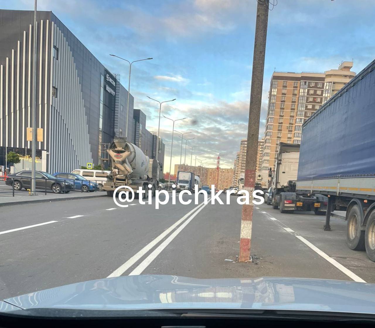 В Краснодаре рукожопые специалисты нанесли разметку так, что посреди дороги оказался столб  Столб на перекрестке улиц адмирала Серебрякова и краеведа Соловьева появился еще когда здесь не было дороги и самого мкр Россинского.  Потом здесь настроили домов и сделали дорогу, по которой все ездили, как хотели. И вот на днях наконец-то сделали разметку.  И столб теперь - посреди проезжей части.  Что с ним делать - никто не знает. Электросети говорят, что сносить столб нельзя. Пока здесь дежурит экипаж ДПС.  Краснодар - город удивительных историй     свои фото, видео и истории присылайте нашему боту     Краснодар Телетайп  Подписаться