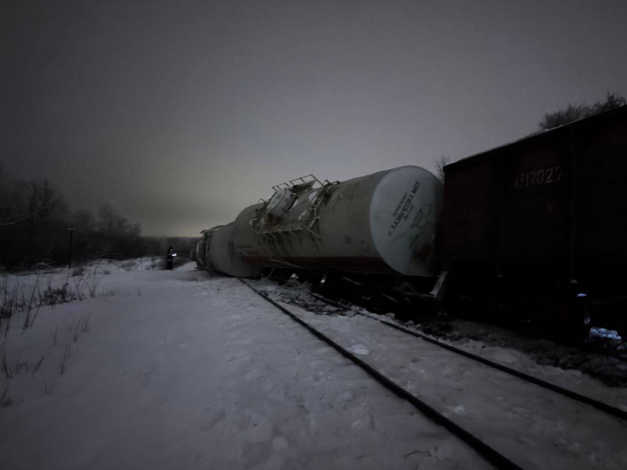 Обновление по ситуации на перегоне Жданка Товарково По информации взаимодействующих служб из за аварии ожидаются задержки шести пассажирских поездов следующих по направлениям Узловая Елец и Елец Ожерелье Ремонтный поезд со станции Узловая 1 уже прибыл к месту происшествия Ремонтно восстановительные составы из Тулы 1 и Ельца находятся в пути Предварительная причина схода вагонов падение давления в тормозной магистрали одного из вагонов Также предварительной оценке срок восстановления до двух часов Поезда дальнего следования будут ожидать восстановления движения на ж д станциях Пассажиры РЖД обеспечены горячими напитками Пригородные поезда следуют без задержек В настоящее время 31 вагон поврежденного состава оцеплен они транспортируется на ст Богородицк Восстановительные работы на первом пути продолжатся Пострадавших нет Ситуацию держу на контроле