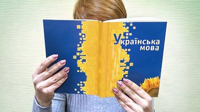 На Украине уволили директора школы из за того, что она говорила на русском языке По словам образовательного омбудсмена незалежной Надежды Лещик, причиной стали жалобы родителей, утверждавших, что директриса игнорировала просьбы говорить на украинском. В 2021 году директора просили подтвердить знание украинского, но сертификат так и не был получен. Тогда власти оперативно провели аттестацию и сразу выяснилось, что директор не соответствует должности. Языковые конфликты в стране продолжаются.