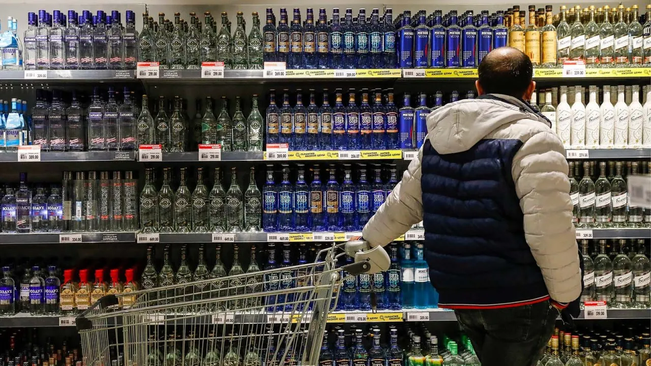 Россияне начали переходить с вина и пива на водку в целях экономии В марте 2026 года продажи водки в рознице выросли почти на 5 а общая реализация крепкого спиртного прибавила 2 7 Как пишет Коммерсантъ оживление в сегменте началось после затяжного спада на рынке Эксперты объясняют этот ренессанс желанием сэкономить из за снижения покупательной способности россияне все чаще делают ставку на градус а не на объем и отказываются от подорожавшего пива и вина продажи тихих вин за квартал просели на 3 слабоалкогольных напитков почти на 60 На фоне январского повышения акцизов водка стала самой дешевой альтернативой другим крепким напиткам Бутылка российского виски или коньяка теперь обходится в 800 1000 рублей тогда как тот же объем водки стоит 450 500 рублей  Аналитики считают этот психологический ценовой барьер временным но прогнозируют что рост популярности крепкого алкоголя станет долгосрочным трендом settersmedia news