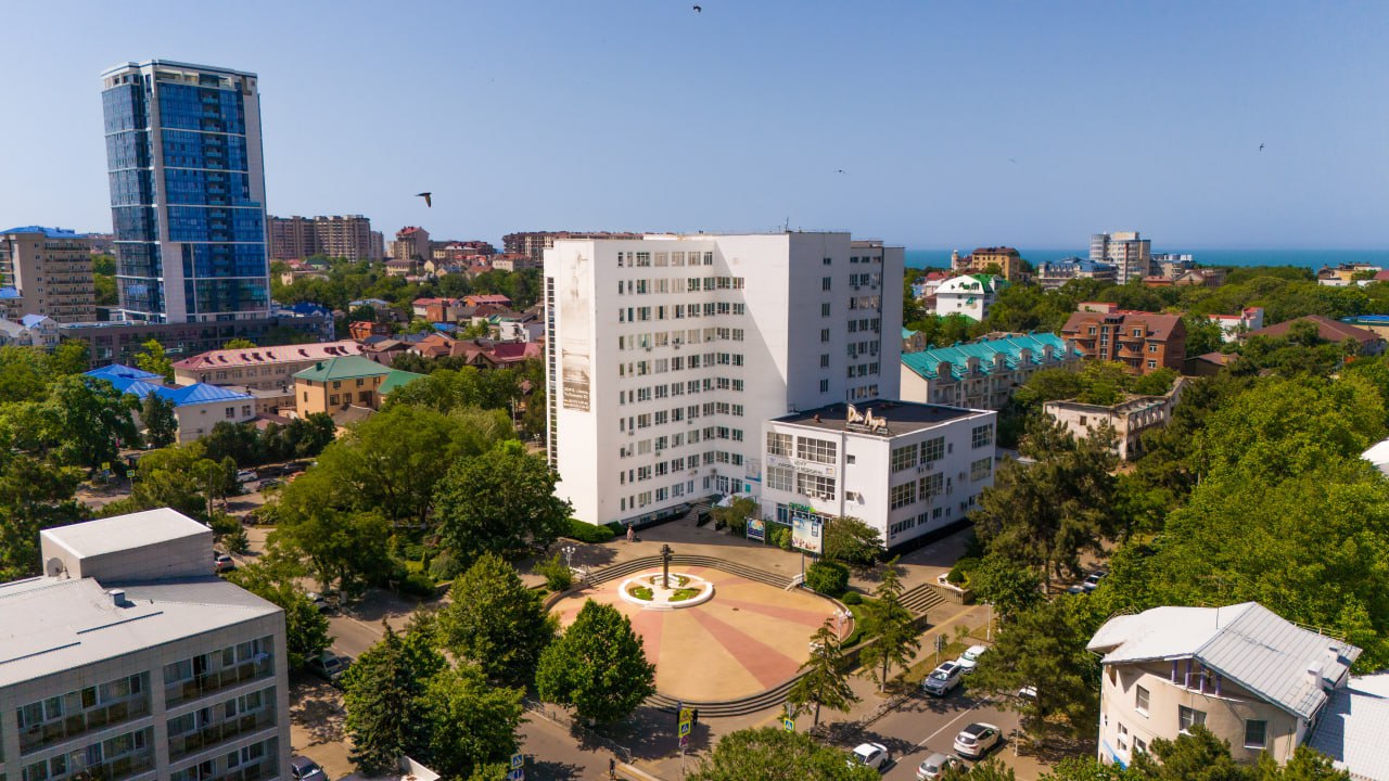 Санаторно курортная отрасль Анапы находится под угрозой банкротства Об этом заявил заместитель генерального директора санатория ДиЛУЧ Олег Мазур на XXI съезде Российского союза туриндустрии прошедшем на прошлой неделе Запрет на купание в Черном море и ограничения на отдых на пляжах привели к резкому сокращению числа туристов что существенно подорвало финансовую устойчивость курортных объектов Количество отдыхающих сократилось критически Фактически сорвались муниципальные и госконтракты Загрузка санаториев и детских лагерей в 2025 году составила всего 30 40 это привело к рекордному падению выручки сделало работу убыточной даже в так называемый высокий сезон которого в принципе не было отметил он Олег Мазур также подчеркнул что отрасль не может просто сократить расходы У нас высокая доля постоянных затрат прежде всего заработная плата персонала обязательства по кредитам на модернизацию и развитие необходимость содержать лечебную и гостиничную инфраструктуру даже когда корпуса пустуют добавил он В этом сезоне санаторий ДиЛуч не смог открыть два корпуса из за низкой загрузки впервые за 100 лет работы Угроза закрытия санатория означает потерю уникальных специалистов утрату оборудования и методик аннулирование медицинских лицензий банкротство смежных организаций То есть фактически под вопросом само существование санаторно курортной отрасли Анапы заявил эксперт Правительство уже приняло меры поддержки отрасли предоставив владельцам отелей и санаториев отсрочку по налогам до конца 2025 года Однако по словам Олега Мазура при падении выручки более чем наполовину к этому сроку у предприятий не будет ресурсов для погашения накопленных обязательств С учетом этого считаю необходимым ходатайствовать о продлении предоставленной отсрочки до 1 января 2027 года чтобы дать предприятиям реальный шанс выжить и спланировать свою финансовую деятельность сказал он Эксперт также предупредил о реальной опасности закрытия и перепрофилирования санаториев в жилищный фонд Произойдет превращение города курорта Анапа просто в приморский город каких много Сохранение санаторно курортной отрасли Анапы это вопрос не только экономики региона но и здоровья нации заключил Олег Мазур Что скажете От Анапское Черноморье Анапа Подпишись MoreOz Присылайте новости yurkaoz Я в МАХ Подпишись