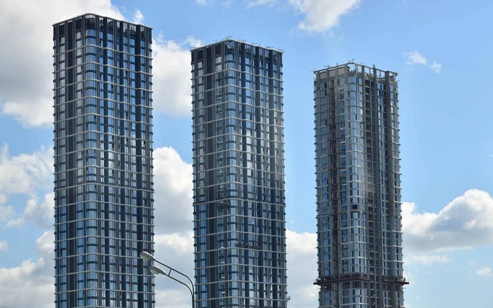 Впервые с 2017 года Москва обогнала Сочи по цене элитных новостроек По итогам трех кварталов 2025 года квадрат первичного элитного жилья в Москве подорожал на 14 до 2 22 млн руб тогда как в Сочи цена выросла всего на 3 и составила 2 16 млн руб В первом полугодии цены сравнялись на уровне 2 16 млн руб но к концу сентября столичная недвижимость продолжила дорожать а в Сочи стоимость осталась неизменной Эксперты NF Group связывают это с более активным ростом цен и широким предложением в Москве новостройка Фото BestPhotoPlus Shutterstock FOTODOM Читать РБК Недвижимость в Telegram