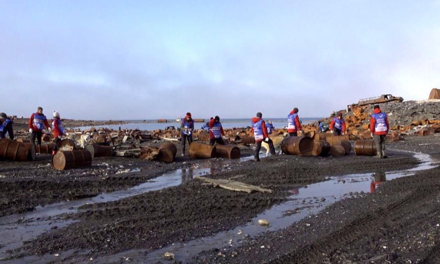 Волонтёры отрабатывают на мысе Челюскин технологию северного вывоза металлолома Собранные отходы вертолётом доставляют на научное судно Михаил Сомов после чего пустые бочки привозят в Архангельск и отправляют на переработку